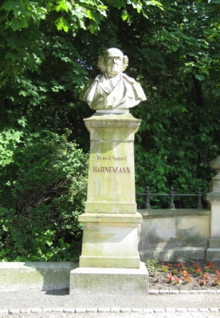hahnemann_denkmal.jpg hahnemann_denkmal.jpg
